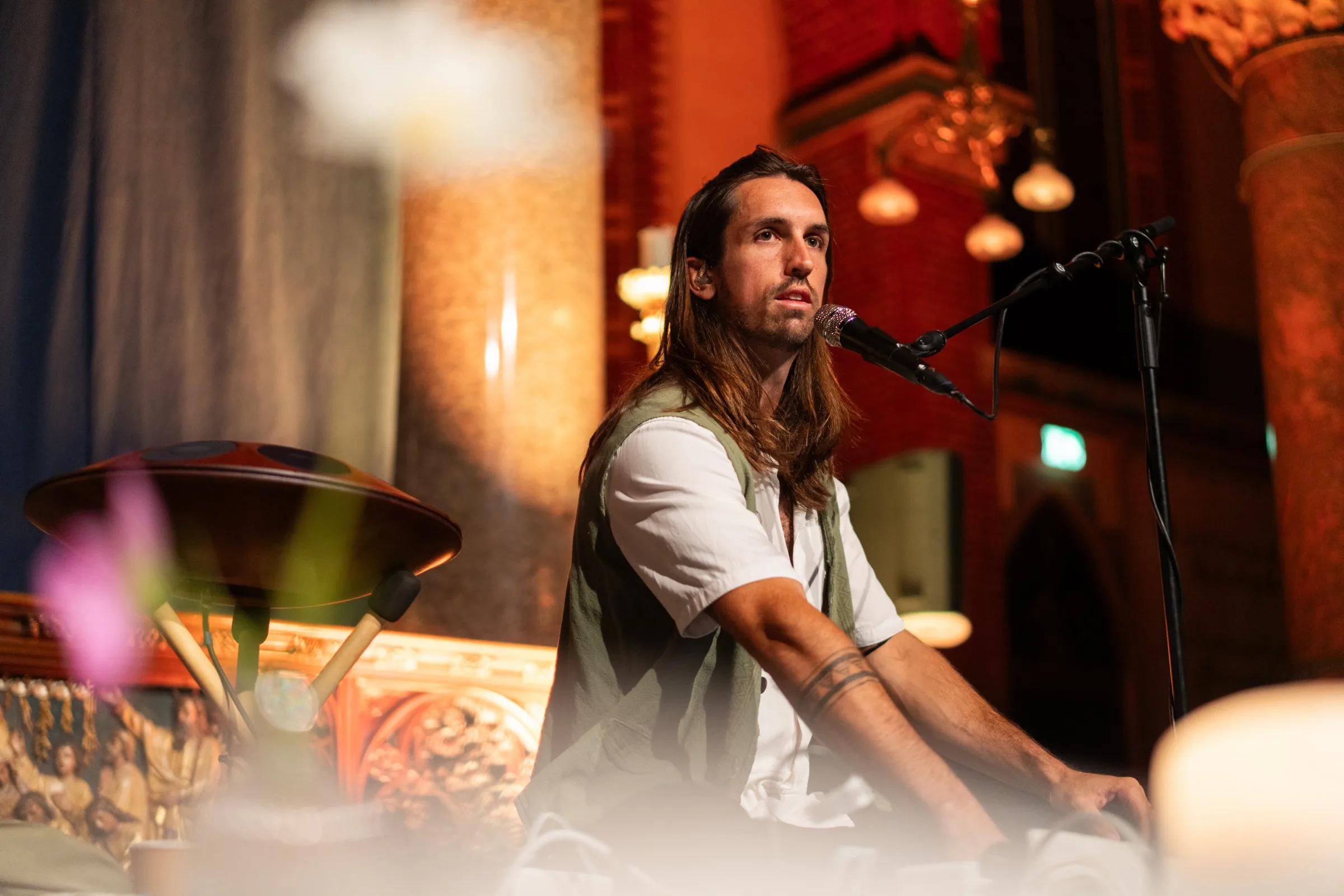 Sandy singing at the microphone in the Dominicuskerk